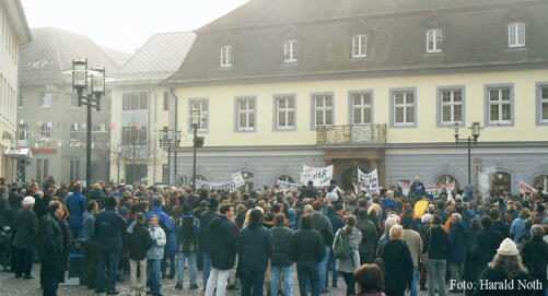 Uf em mmedinger Mrktplatz isch d Afangs- un d Schlusskundgbung gsii.