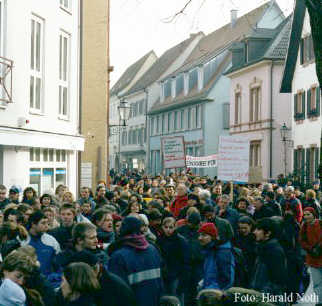 800 Mnsche marschire fir dr Friide ...