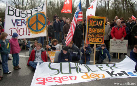 trafen sich an der ehemaligen Grenze am Rhein ... se sont rancontrs  l'ancienne frontire ...