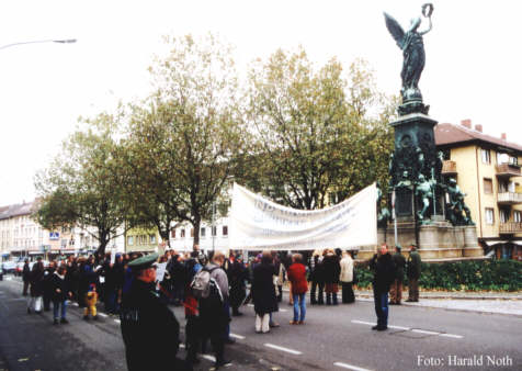 Friedendemo am Siegesdenkmal Freiburg, Sptjahr 2001